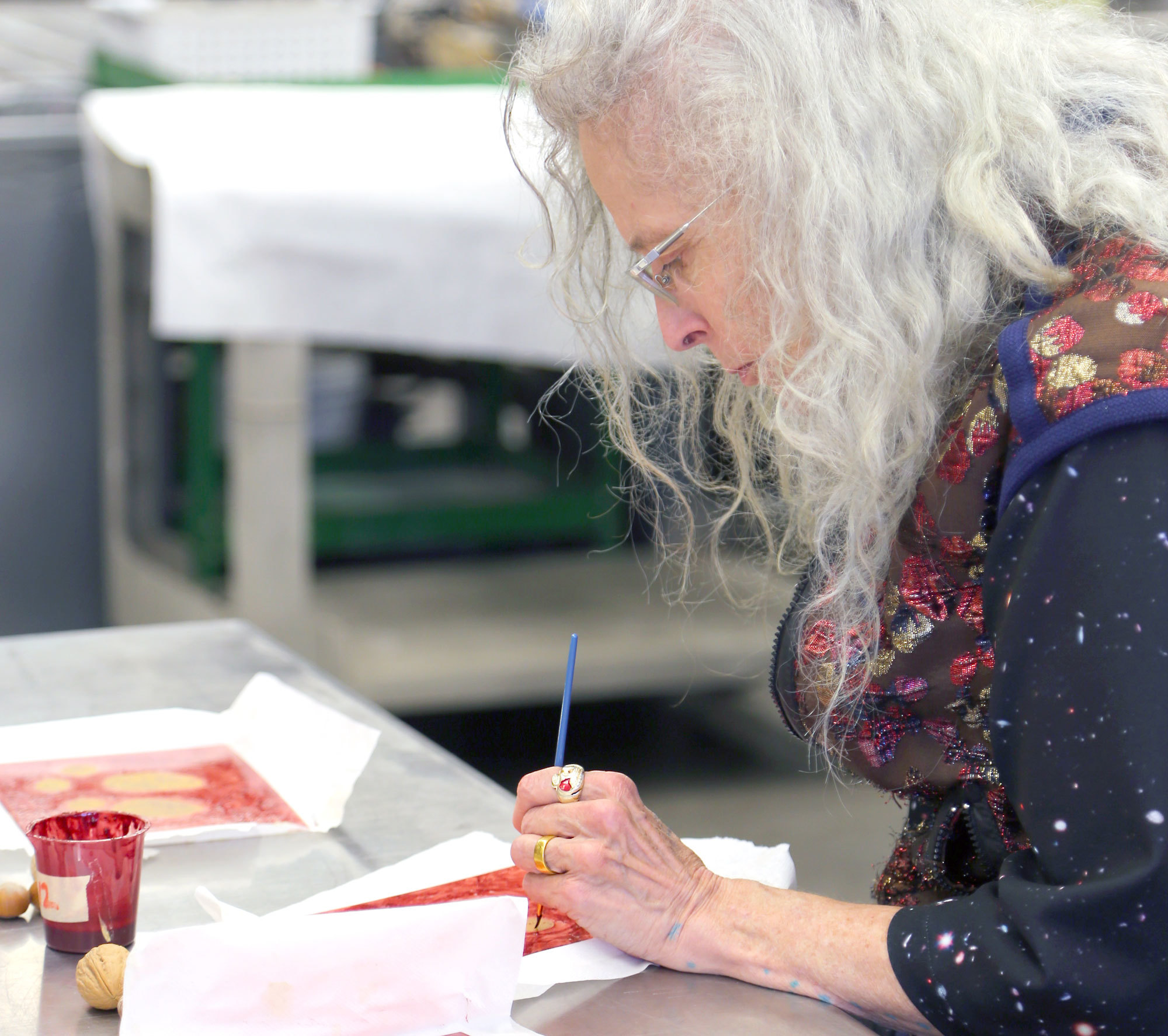 Kiki_making_plates_for_Autumn_prints